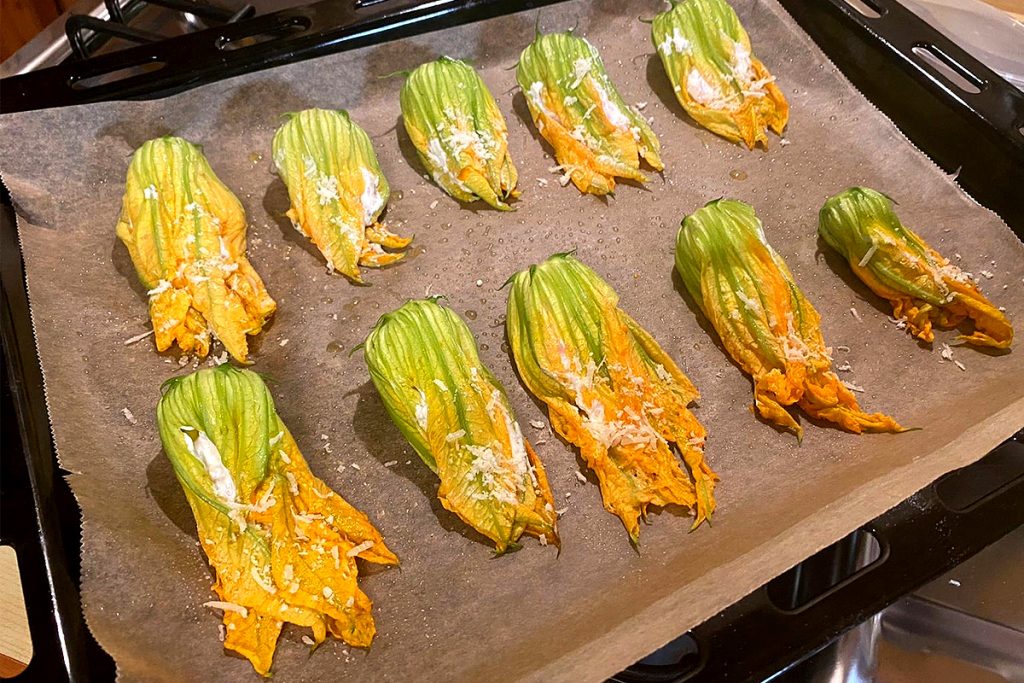 Fiori di zucca ripieni al forno